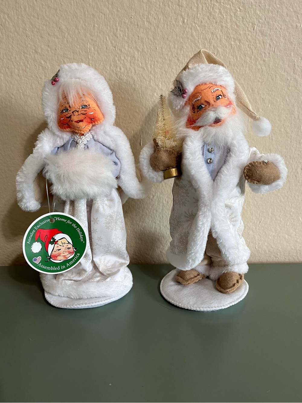 Annalee 2020 9” Snowy Elegance Santa & Mrs. Claus Figurine Pair